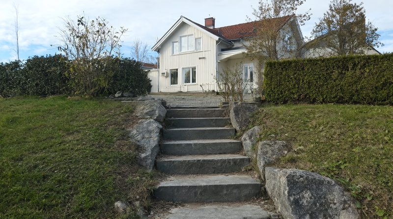 Stödmurar och trappor i trädgården